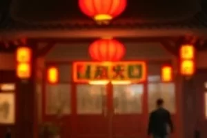 历史剧情片《山海关的雪》中覆雪的老式火车头
